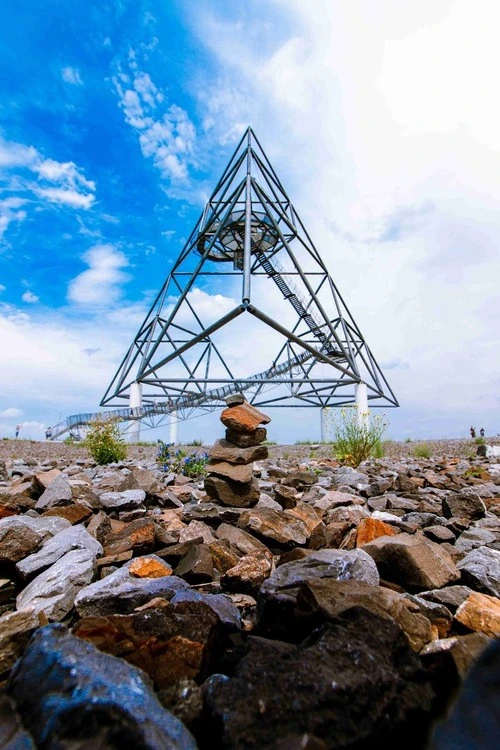 Tetraeder - Da Steinbecken vor dem Tetraeder, Germany