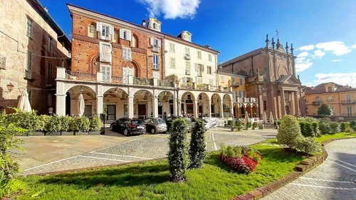 Piazza Vittorio Emanuele II - Iz Moncalieri, Italy
