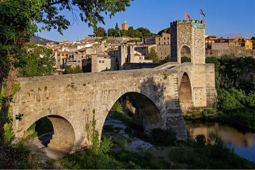 Besalu Bridge - Desde Pont sobre el riu Fluvià, Spain