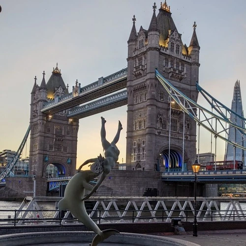 Tower bridge - Aus Girl with the dolphin, United Kingdom