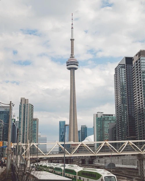 CN Tower - จาก Front St. West, Canada