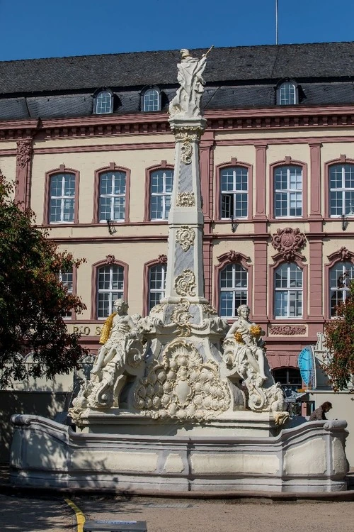 Sankt Georgsbrunnen - Desde Kornmarkt, Germany