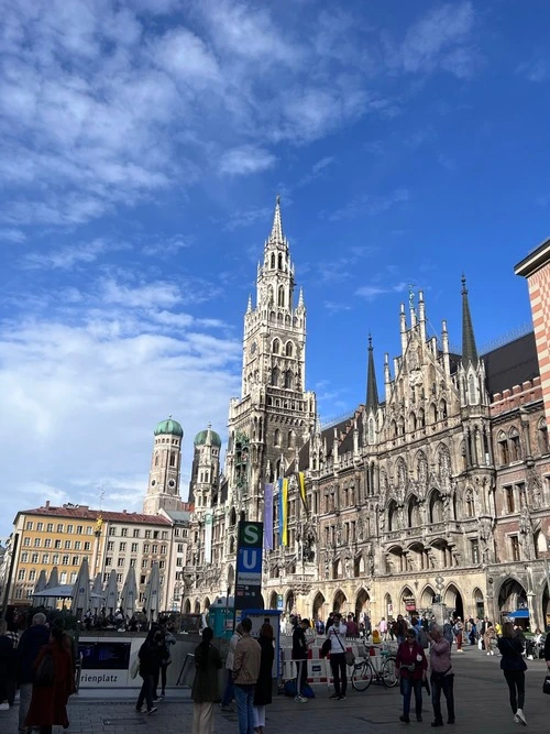 Marienplatz - Din Juliet Capulet Statue, Germany
