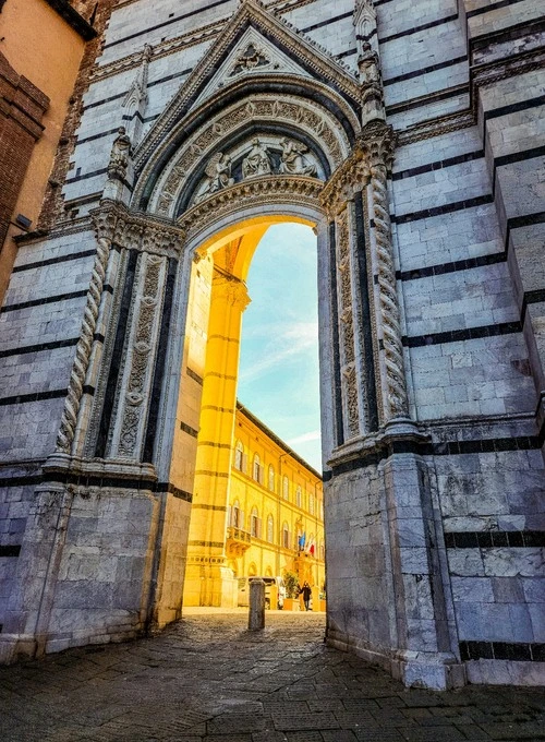 Dumo di Siena archway - Aus Staircase, Italy