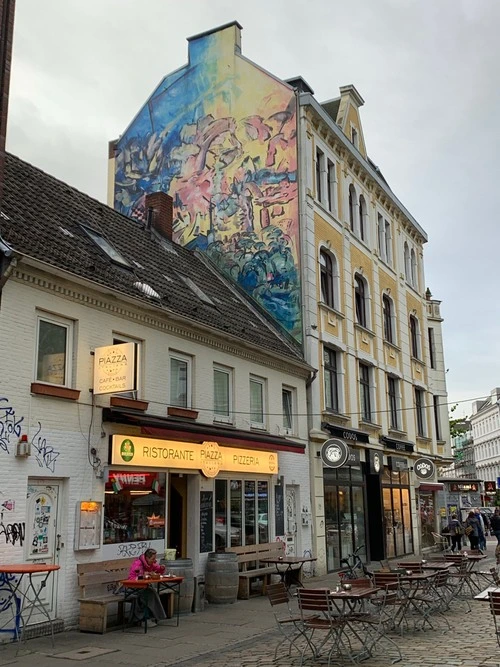 Hamburgo's Walls - Aus Alma Wartenberg Platz, Germany