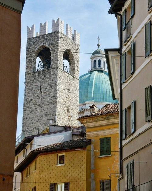 Broletto e Duomo Nuovo - จาก Via Cesare Beccaria, Italy