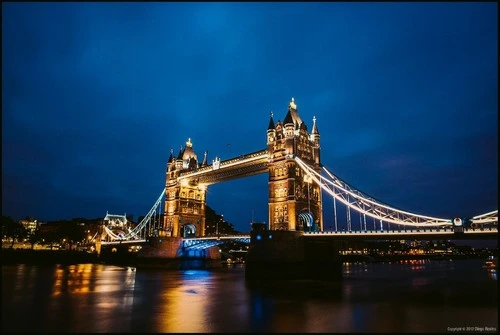 Tower Bridge and Tower of London - От The Queens Walk, United Kingdom