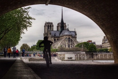 Notre Dame - 从 Under the Petit Pont, France