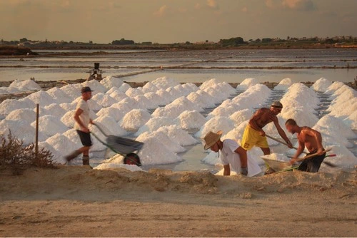 Men at work - Frá Saline Ettore e Infersa, path toward the main windmill, Italy
