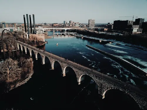 Stone Arch Bridge - Desde Drone, United States
