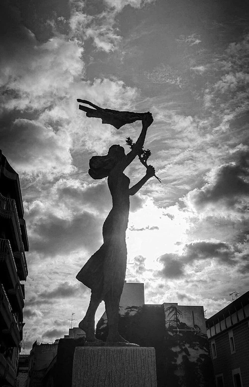 Monument a la ciutat de Mataró - از جانب Plaça de l'Ajuntament, Spain