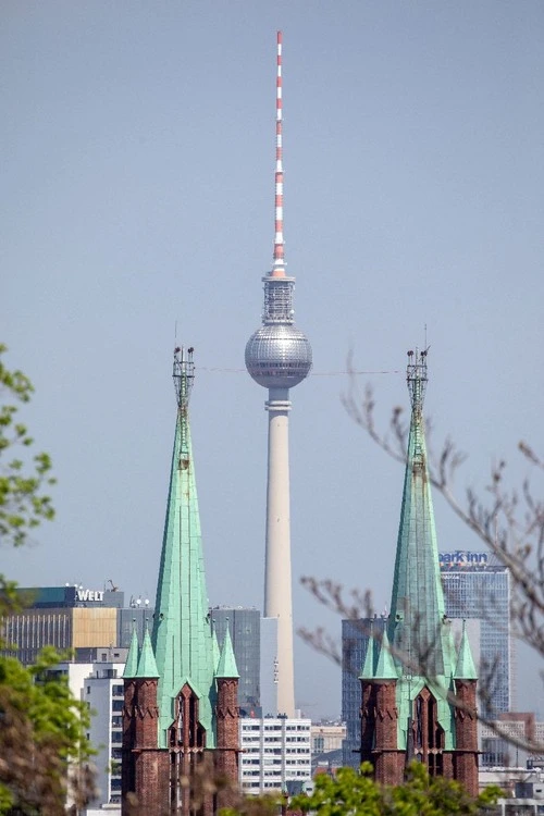 Berliner Fernsehturm - Aus Telezoom Aufnahme von Nationaldenkmal für die Befreiungskriege, Germany