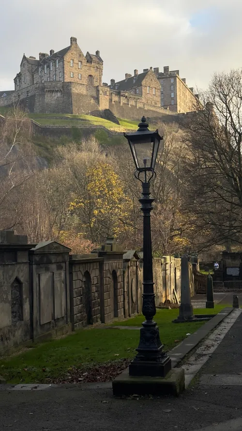 Edinburgh Castle - 来自 Cemetery, United Kingdom
