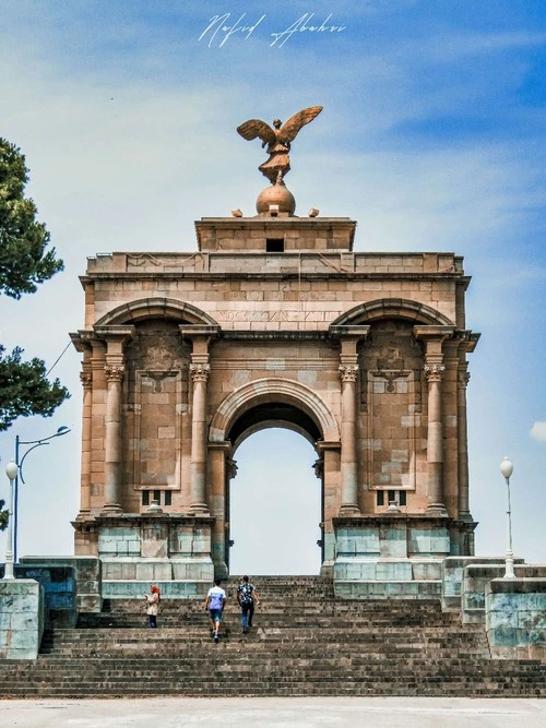 Monument aux Morts - 从 Back road, Algeria