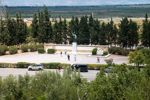 Memorial of Leonidas and 300 Spartans - Frá Fortified hill of Kolonos, Greece