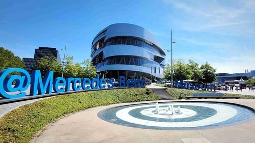 Mercedes-Benz museum - Ад Mercedes-Benz entrance, Germany