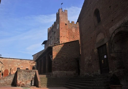 Palazzo Pretorio - Desde Via Rivellino, Italy