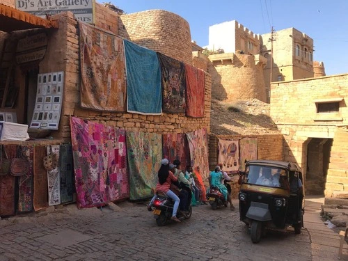 Tráfico junto a la muralla de Jaisalmer - Desde Muralla de Jaisalmer, India