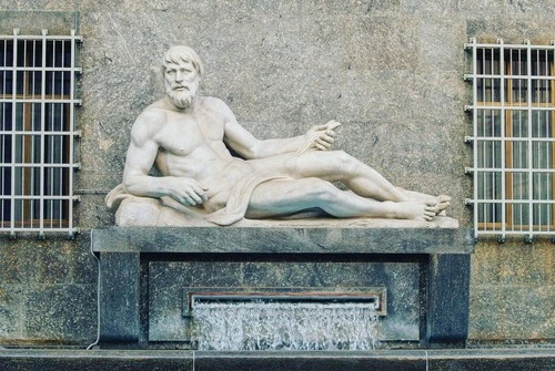 Statua Fiume Po - Aus Piazza CLN, Italy