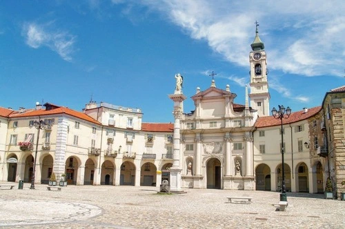 Piazza della SS. Annunziata - Aus Via Andrea Mensa, Italy