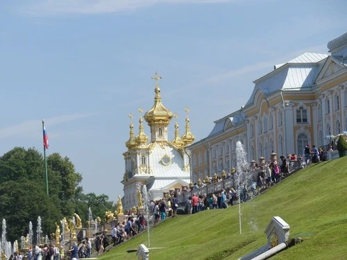 Tserkovnyy Korpus Bol'shogo Dvortsa - Desde Fontan Zhenshchina S Chasey, Russia