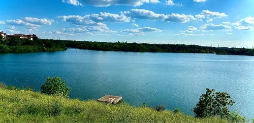Lakeline Park next to Muir lake - Aus The Dam of the lake in Cedar Park, United States