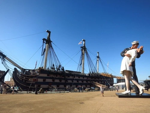 HMS Victory - Von Statue of sailor & woman, United Kingdom