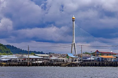 Raja Isteri Pengiran Anak Hajah Saleha Bridge - Desde Brunei River, Brunei