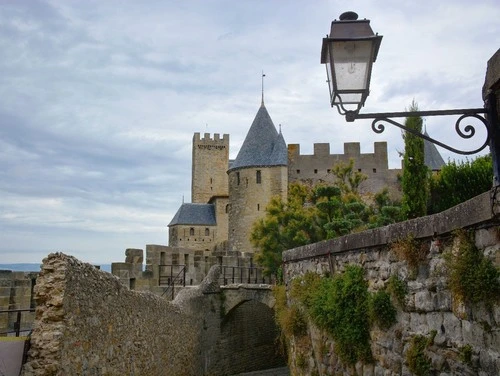 Château Comtal - Desde Rue du Four Saint-Nazaire, France