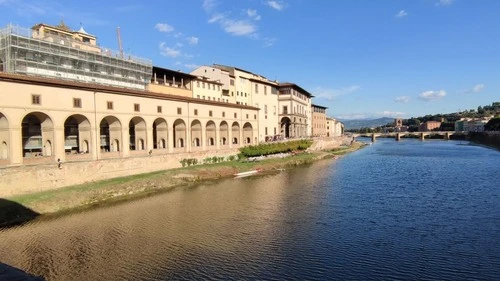 Lungarno degli Archibusieri & Ponte alle Grazie - Aus Ponte Vecchio, Italy