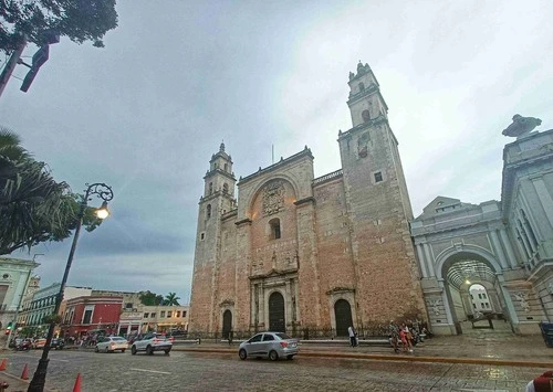 Catedral de san Idelfonso - Från Plaza principal de merida, Mexico