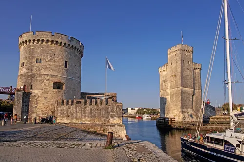 Chain Tower - Desde Balade Jean-Louis Foulquier, France