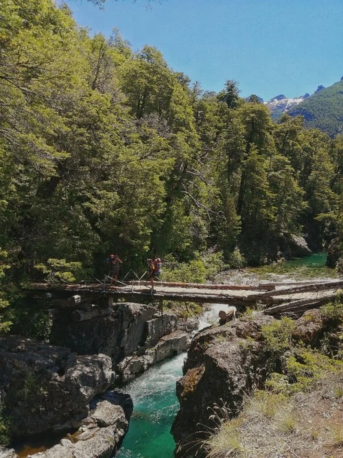 Puente sobre Río azul - Aus Sendero refugio Casa de campo, Argentina
