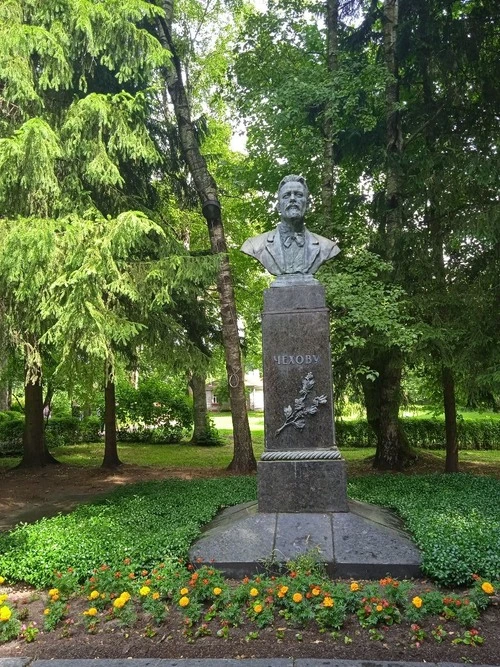 Памятник Чехову - से Мелихово, Russia