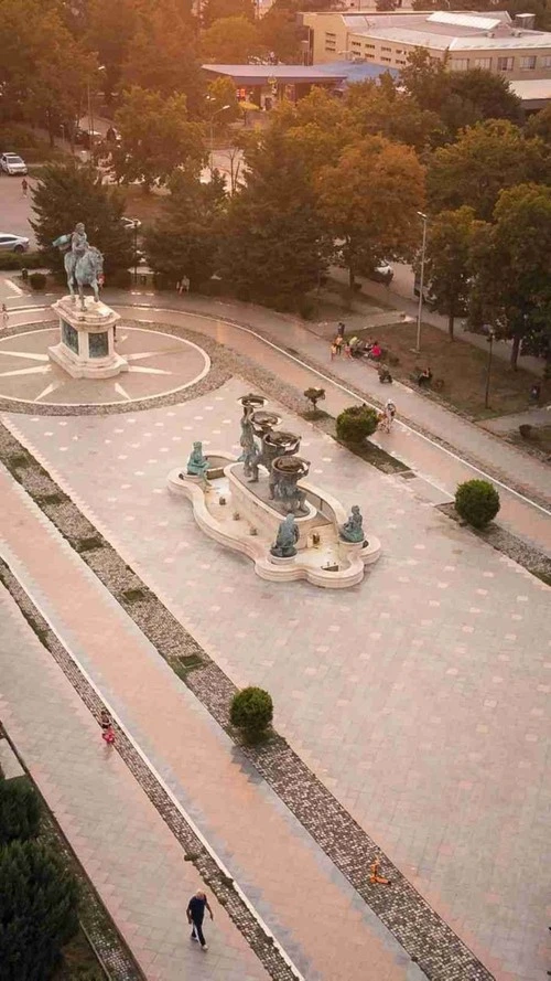 Statue - 从 Drone, North Macedonia
