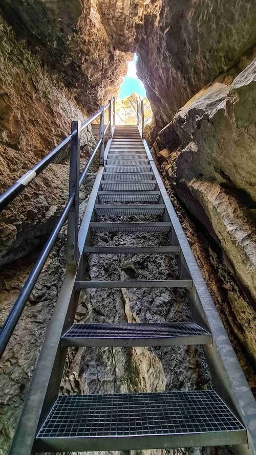 Die letzten Meter nach oben - Z Wanderweg, Switzerland