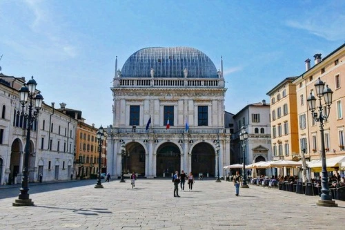 Comune di Brescia - Desde Piazza della Loggia, Italy