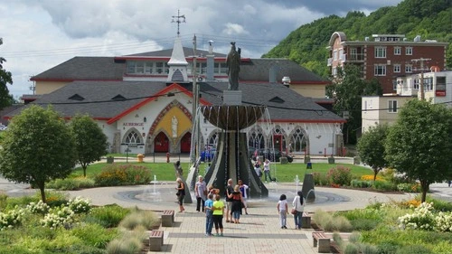 Sanctuaire de Sainte-Anne-de-Beaupré's Gardens - Desde Gardens, Canada