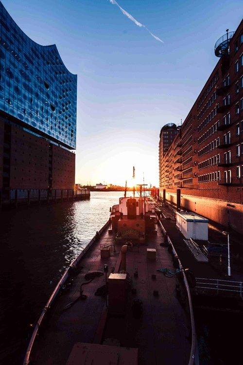 Boot und Elbphilharmonie - 에서 Brücke neben der Elbphilharmonie, Germany