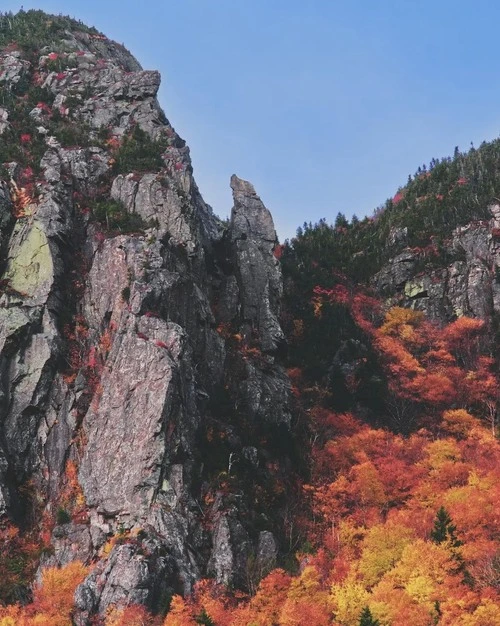 Eagle Cliff - Desde Trekking Path or Drone, United States