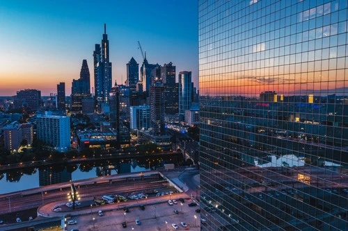 Sunrise reflection off of Cira 1 in Philadelphia - Från Drexel Park - Drone, United States