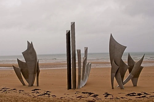 Les Braves Sculpture - Depuis Monument Signal d'Omaha, France