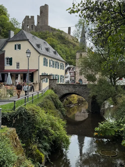 Brücke zum alten Pfarrhaus Monreal - Germany