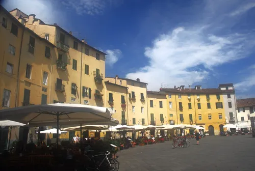 Piazza dell'Anfiteatro - Depuis Inside, Italy