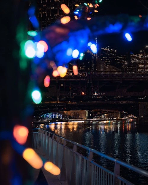 Chicago River Wabash Bridge - 从 Riverwalk looking west down the river, United States