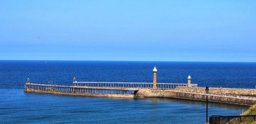 Whitby Harbour East Lighthouse - Desde West Pier, United Kingdom