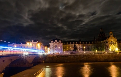 Hôpital Chateau Gontier - Desde Quai Charles de Gaulle, France