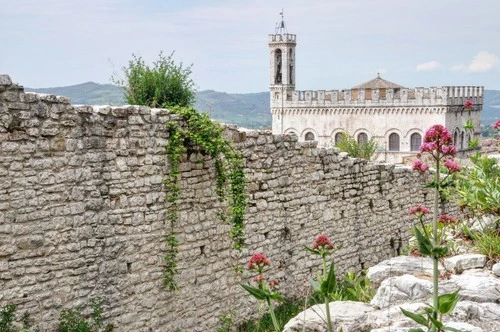 Palazzo dei Consoli - Aus Orti della Cattedrale, Italy