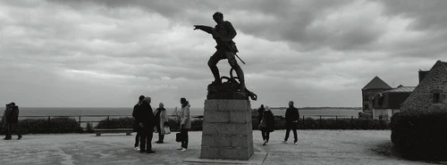 Statue de Robert Surcouf - Desde Place du Québec, France