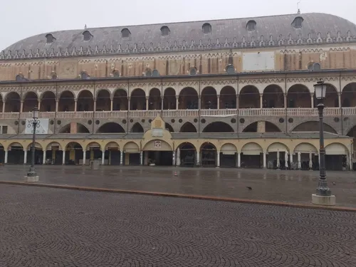 Ragione Palace - Desde Piazza delle Erbe, Italy